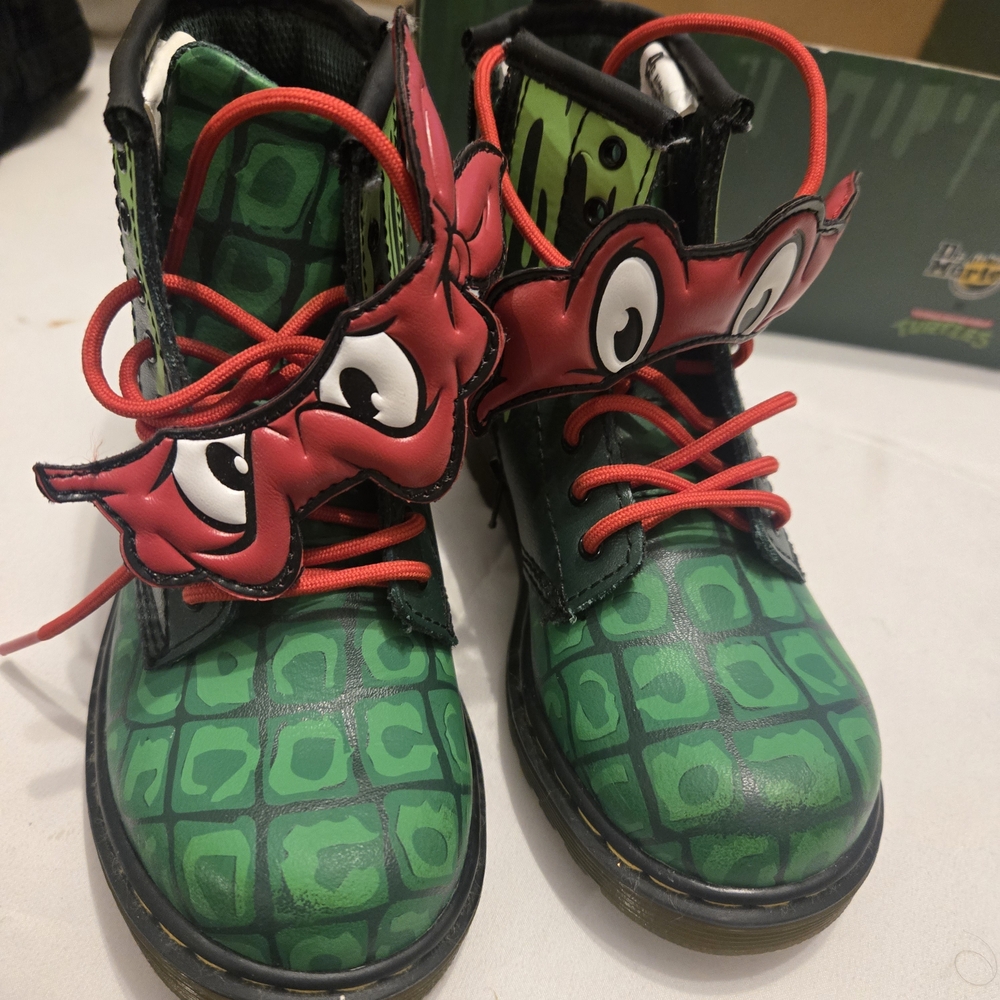 Dr. Martens Teenage Mutant Ninja Turtles Kids/Toddler Boots Limited Edition - Picture 2 of 8